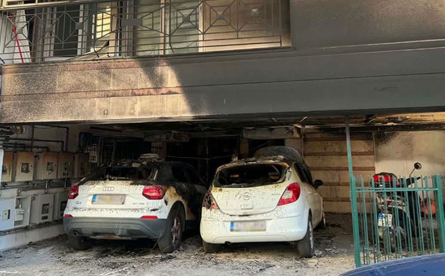 Sulme të koordinuara me bomba artizanale ndaj banesave të 3 zyrtarëve të Demokracisë së Re në Selanik, 5 të plagosur