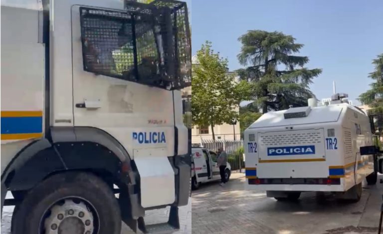 Protesta e paralajmëruar e qytetarëve, vendoset përpara Parlamentit një makinë ujëhedhëse (VIDEO)