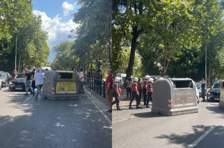Protestuesit bllokojnë rrugën me koshat e mbeturinave, ndërhyn policia