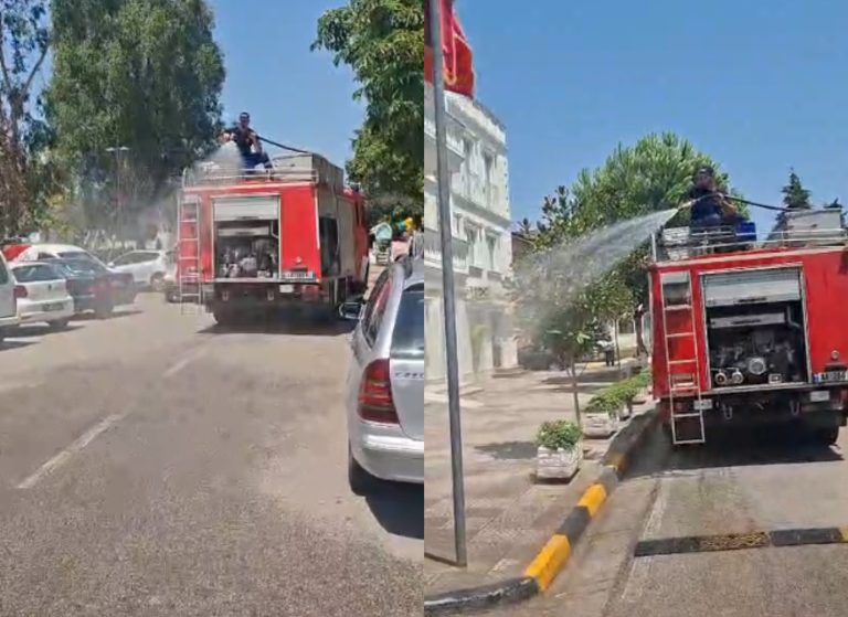 Temperaturat e larta, zjarrfikësit freskojnë rrugët dhe hapësirat publike në Cërrik (VIDEO) 