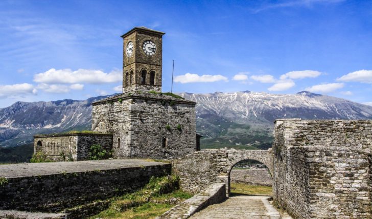Studentët e Arteve sjellin në miniaturë monumentet e Gjirokastrës, promovojnë trashëgiminë kulturore