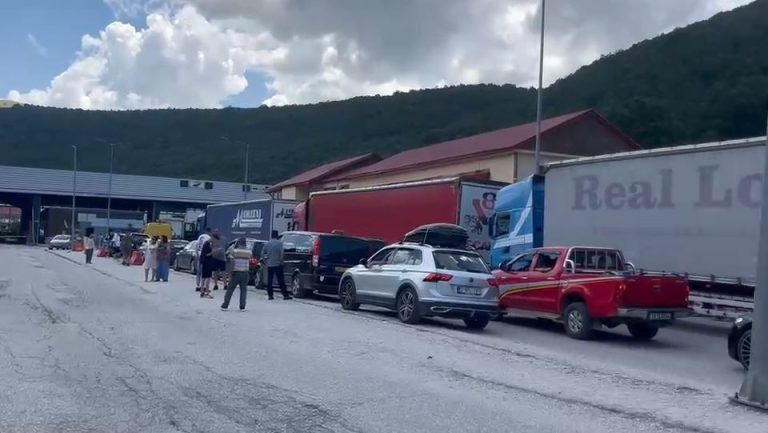 Bie sistemi i doganës greke, radhë dhe pritje deri në 3 orë në Kapshticë