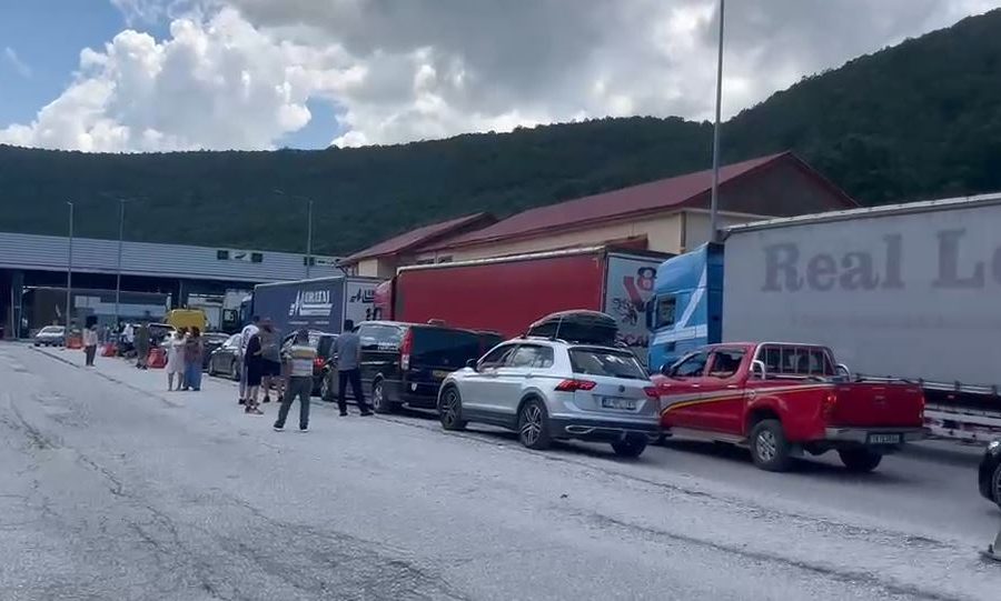 Bie sistemi i doganës greke, radhë dhe pritje deri në 3 orë në Kapshticë