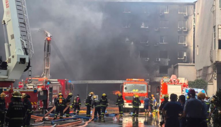 28 të vdekur nga zjarri në një fabrikë këpucësh në Kinë
