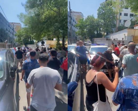 Protestuesit zhvendosen drejt komisariatit, automjeti i policisë nuk lejohet të kalojë (VIDEO)