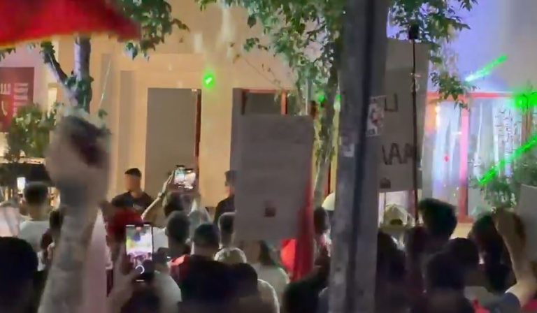 Momenti kur disa protestues sulmojnë me shkopinj Komisariatin nr.3 (VIDEO)