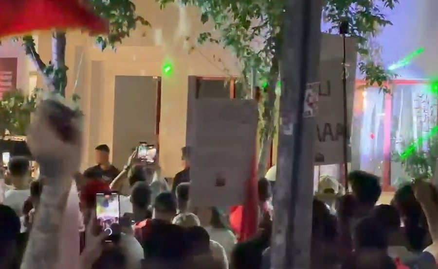 Momenti kur disa protestues sulmojnë me shkopinj Komisariatin nr.3 (VIDEO)
