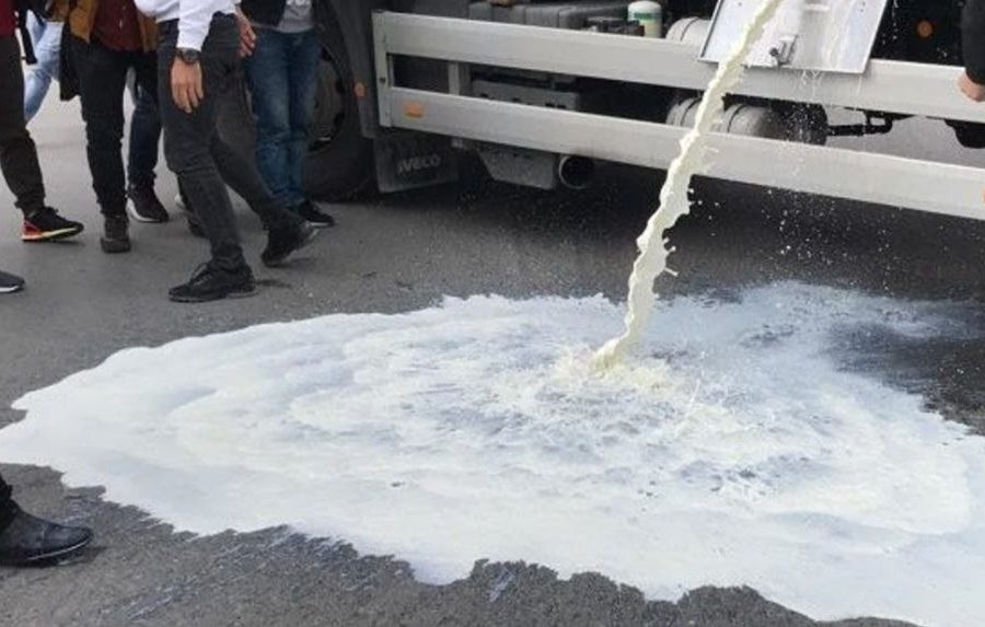 Fermerët protestë me traktorë dhe qumësht të derdhur para Ministrisë së Bujqësisë në Prishtinë: Mos na lini pa bukë