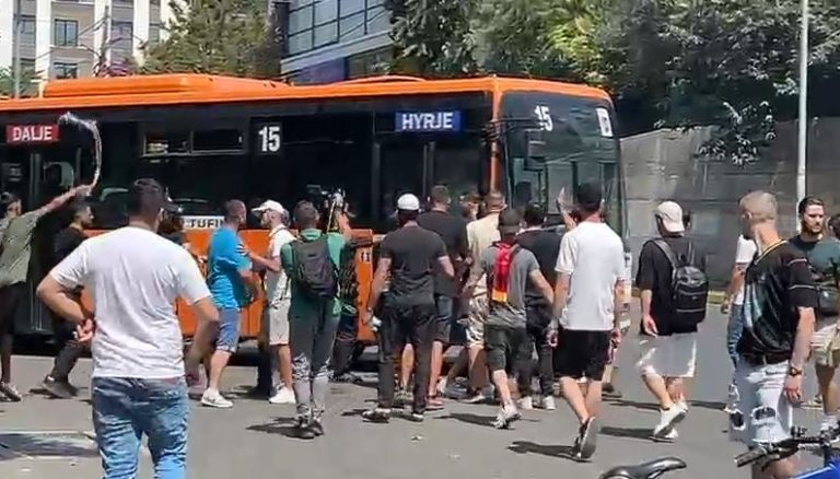 Protestuesit përplasen me faturinon dhe shoferin e autobusit të Tufinës (VIDEO)