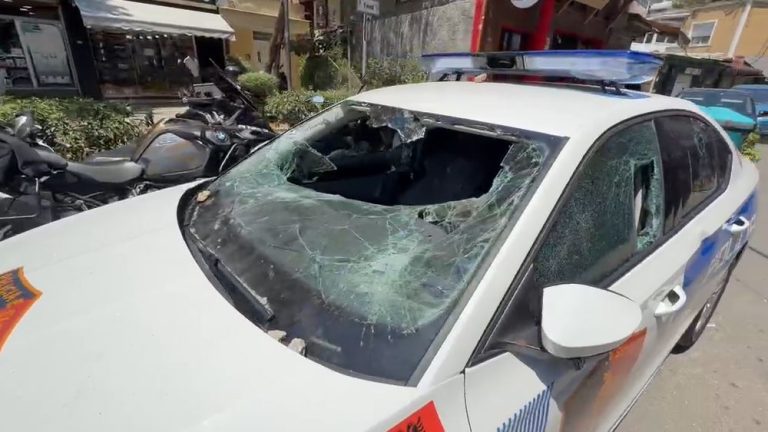 Protesta para Kuvendit përshkallëzon në dhunë, protestuesit thyejnë xhamat e automjetit të policisë (VIDEO)
