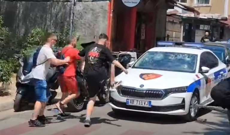 Momenti kur protestuesit thyejnë me gurë dhe sende të forta xhamat e automjetit të policisë (VIDEO)
