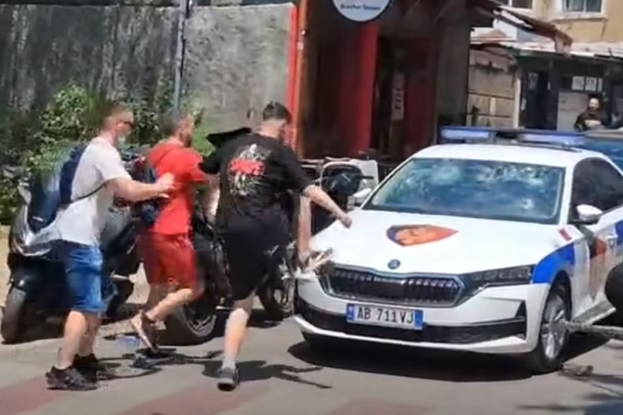 Momenti kur protestuesit thyejnë me gurë dhe sende të forta xhamat e automjetit të policisë (VIDEO)