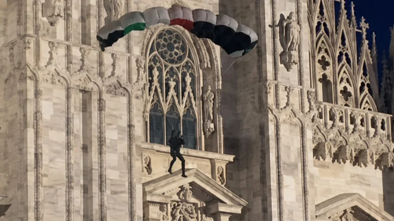 I riu hidhet me një parashutë me ngjyrat palestineze nga Katedralja Duomo, vihet në pranga (VIDEO)