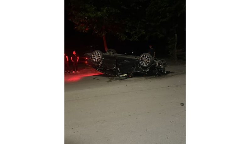 Aksident në mesnatë në Korçë, Audi përmbyset në mes të rrugës