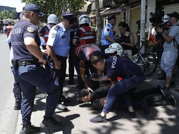 Lirohen protestuesit e arrestuar në protestën para Parlamentit