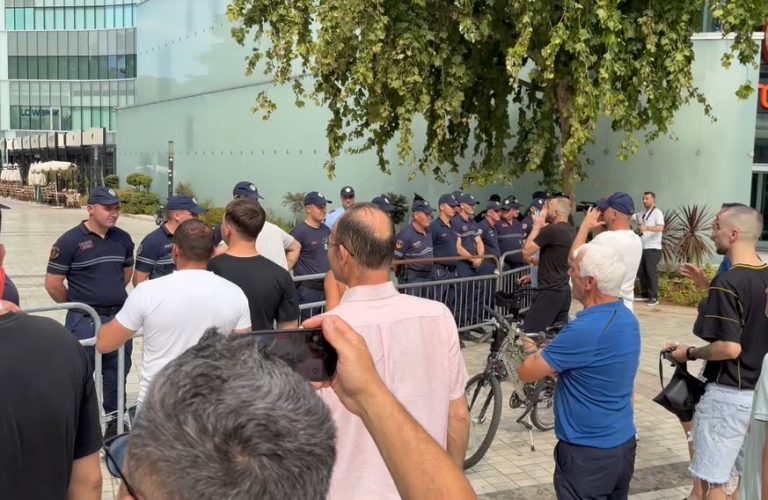 PD bojkoton seancën në Kuvend: Nuk vijmë për sa kohë nuk diskutohen kërkesat e protestuesve