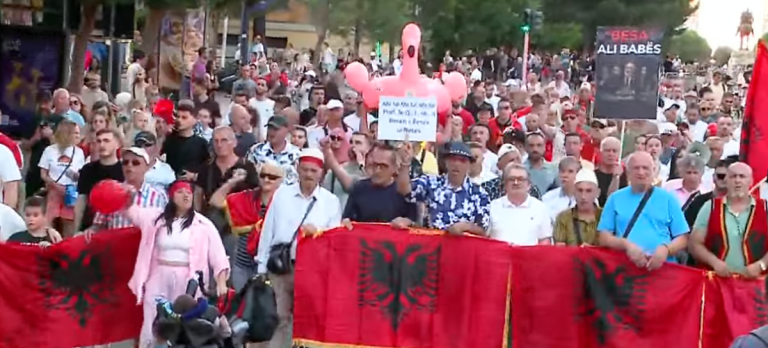 Protesta në ditën e 56-të, qytetarët mblidhen para Kryeministrisë dhe paralajmërojnë tubim të ri të hënën te Parlamenti