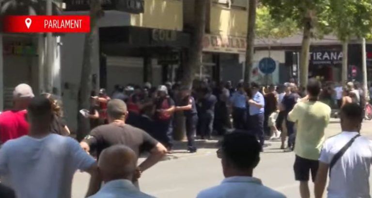 Përshkallëzohet situata në protestë, qëllohet me vezë dhe mjete të forta drejt policisë, shkatërrohen disa makina policie
