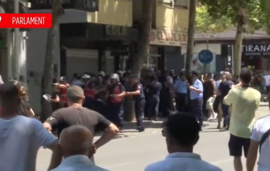 Përshkallëzohet protesta para Parlamentit, qëllohet me sende të forta drejt efektivëve. Shkatërrohen disa makina policie