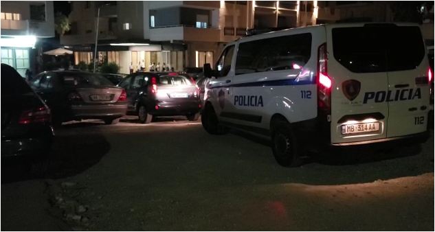 Sherr me thika pranë pedonales në Durrës, plagosen tre të rinj
