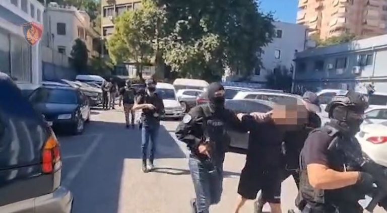 Kapet në Tiranë 48-vjeçari i dënuar me 13 vjet burg në Itali për shfrytëzim prostitucioni (EMRI)