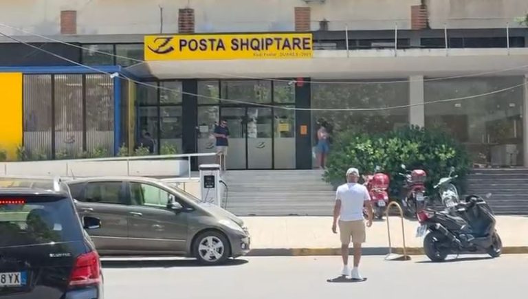 Dyshime për abuzim me fondet, shkarkohet drejtoresha e filialit të Postës në Durrës