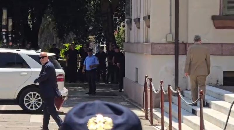Momenti kur deputetë e PS qëllohen me vezë nga protestuesit sa dalin nga Parlamenti (VIDEO)