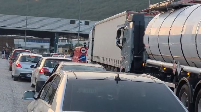 Vijojnë radhët e gjata në Kapshticë, pritje deri në tre orë