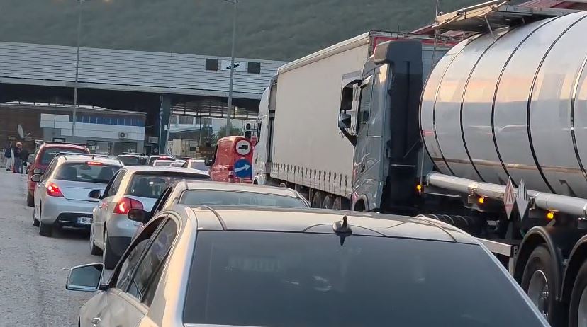 Vijojnë radhët e gjata në Kapshticë, pritje deri në tre orë