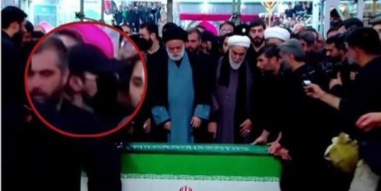 U mendua se ishte Mojtaba Khamenei! Zbulohet identiteti i burrit me maskë në funeralin e Ali Khameneit