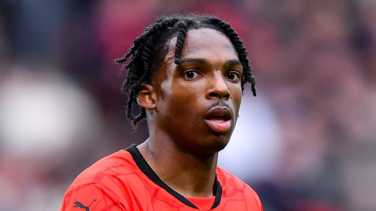 Liverpool arrin marrëveshjen me Jeremy Jacquet, mbrojtësi francez do t’u bashkohet “The Reds”