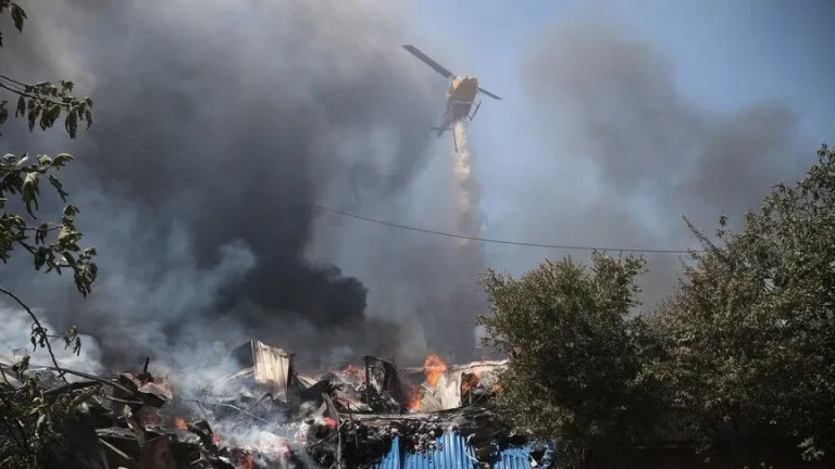 Zjarri përfshin një fabrikë nafte në Greqi, dëmtohen biznese dhe banesa