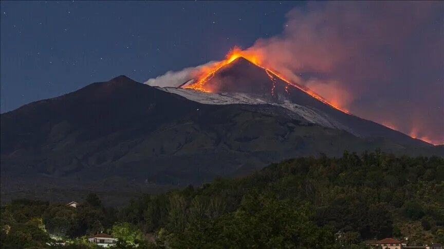 Shpërthen sërish vullkani Etna, ndërpriten fluturimet në Siçili