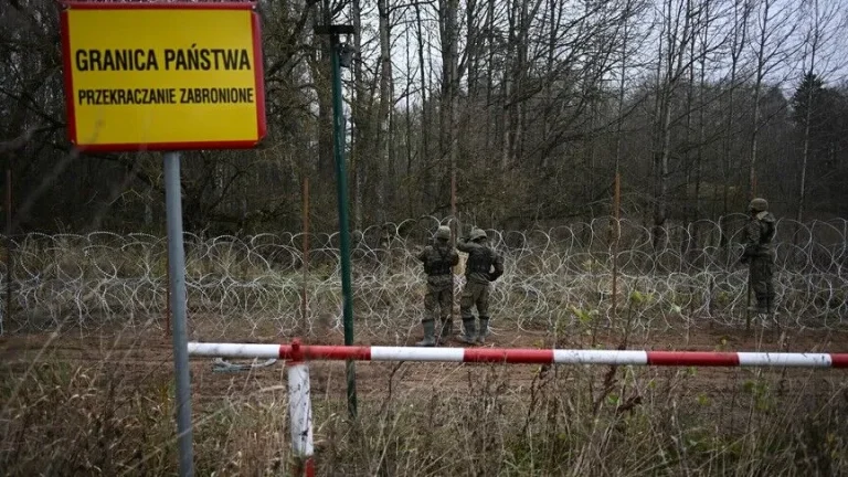 Ushtarët polakë dhe gjermanë përforcojnë së bashku kufirin e Polonisë me Rusinë