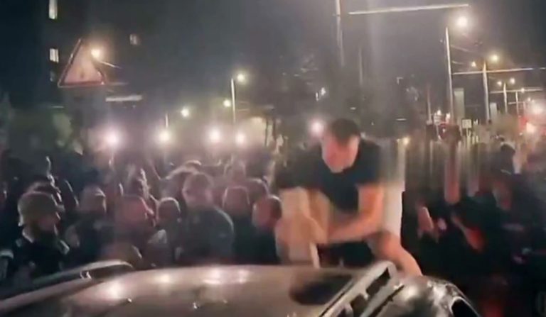 Rekrutimi i të riut në ushtri, përleshje të egra midis civilëve dhe ushtarëve ukrainas në Lviv (VIDEO)