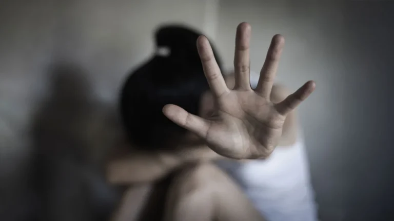 Zbulohet një rrjet ndërkombëtar që drogonin dhe abuzonin me disa gra, 8 të arrestuar në Britani