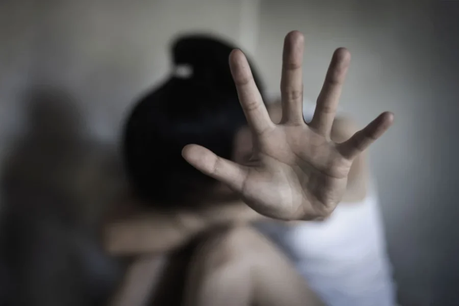 Zbulohet një rrjet ndërkombëtar që drogonin dhe abuzonin me disa gra, 8 të arrestuar në Britani