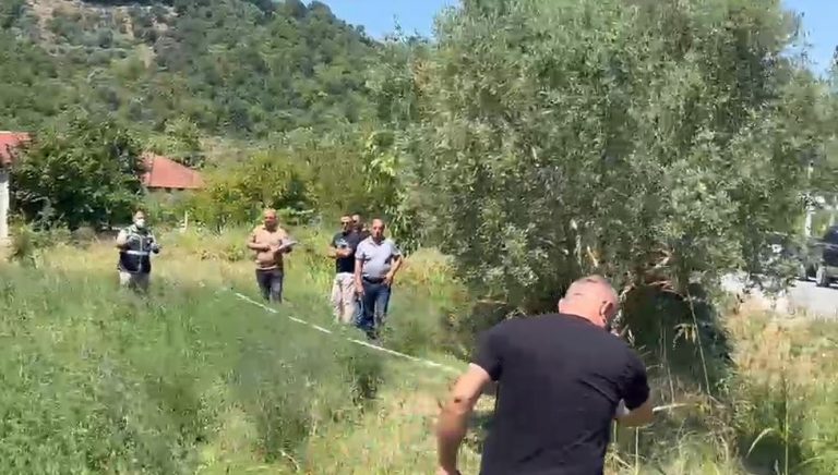 Pamje nga vendi ku u qëllua për vdekje 50-vjeçari, grupi hetimore rikthehet në vendngjarje (VIDEO)