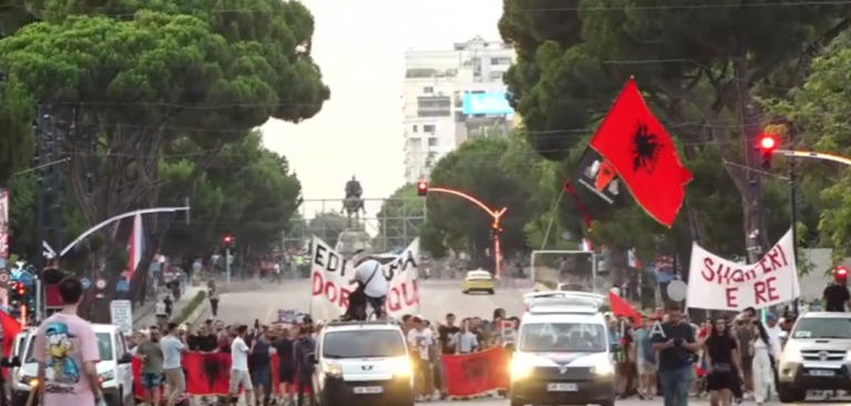 Sot dita e 51-të e protestës, aktivistët dhe qytetarët mblidhen para Kryeministrisë