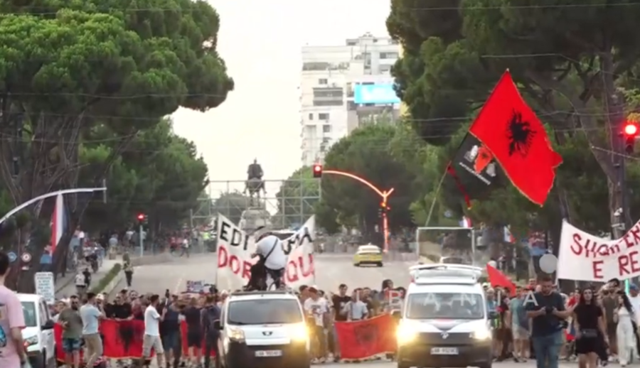 Sot dita e 51-të e protestës, aktivistët dhe qytetarët mblidhen para Kryeministrisë